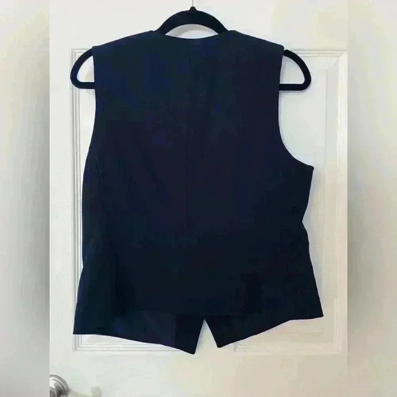 NWT H&M black button vest with faux pockets, medium. - Picture 2 of 3